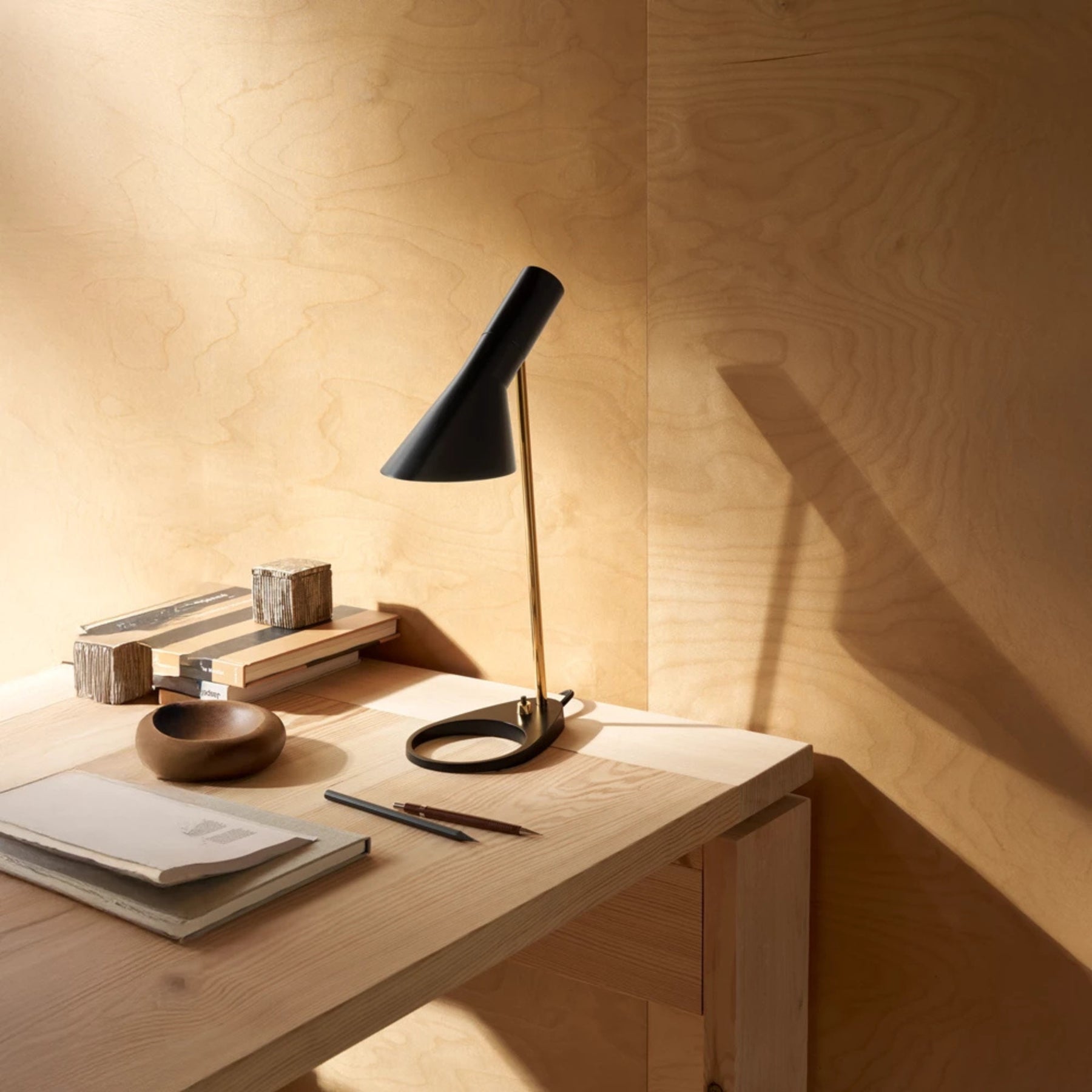 AJ Mini Table Lamp - Black/Brass