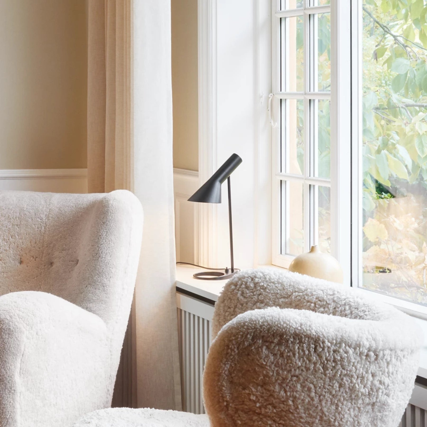 Louis Poulsen AJ Mini Table Lamp - Brass/Black