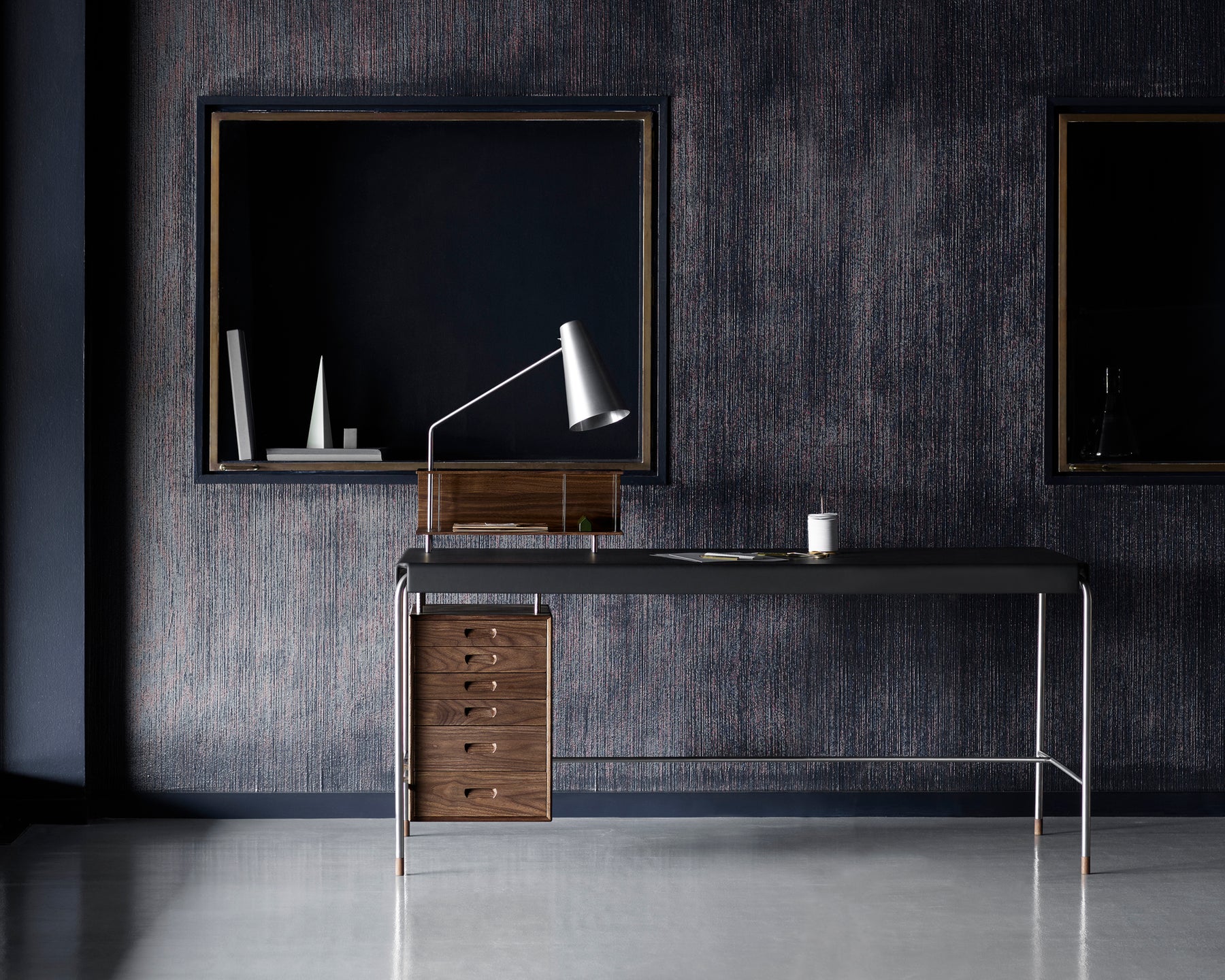 AJ52 Society Desk with Shelf & Lamp | DSHOP