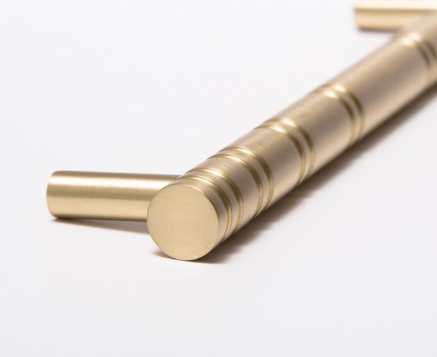 Reveal-06 Handle Satin Brass | Luxury Hardware
