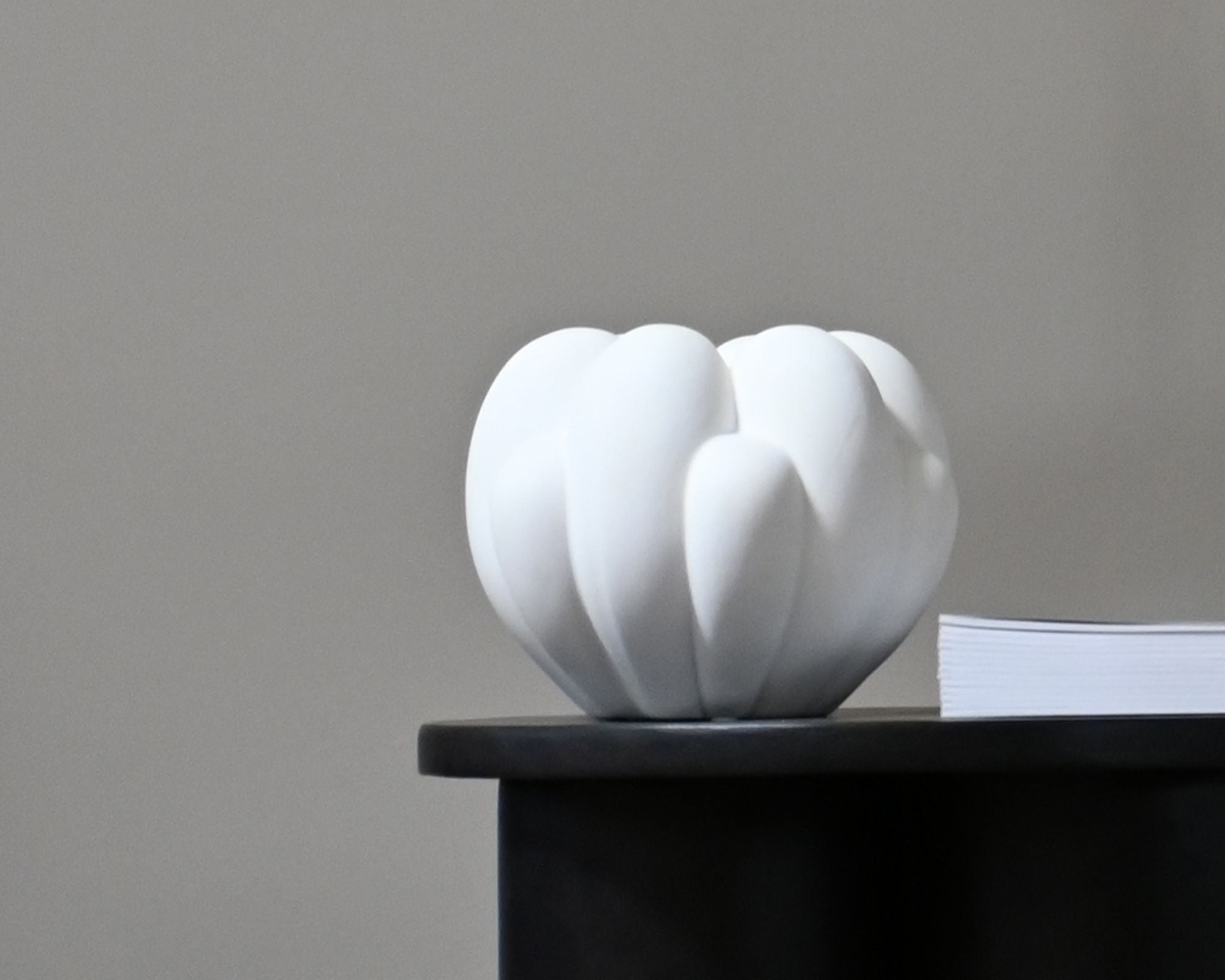 花瓶・フラワースタンド 101  Bloom Vase Mini Bone Bloom Vase - Mini, Bone White Ceramic by 101 Copenhagen | DSHOP