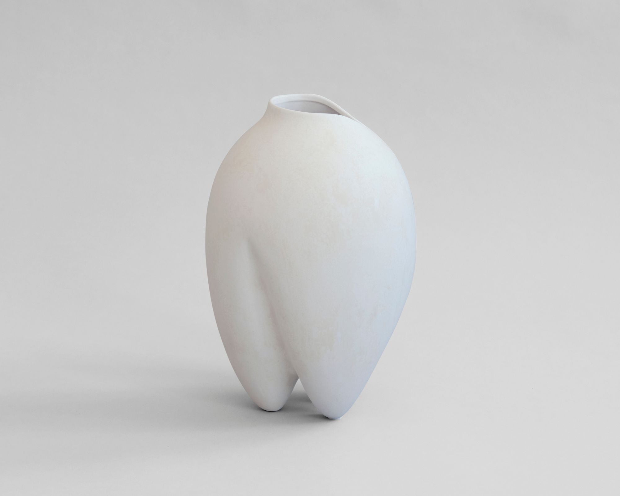 101  花瓶 narrow Ø14cm BoneWhite Sumo Vase Slim, Bone White | Ceramic Art | 101 Copenhagen at DSHOP