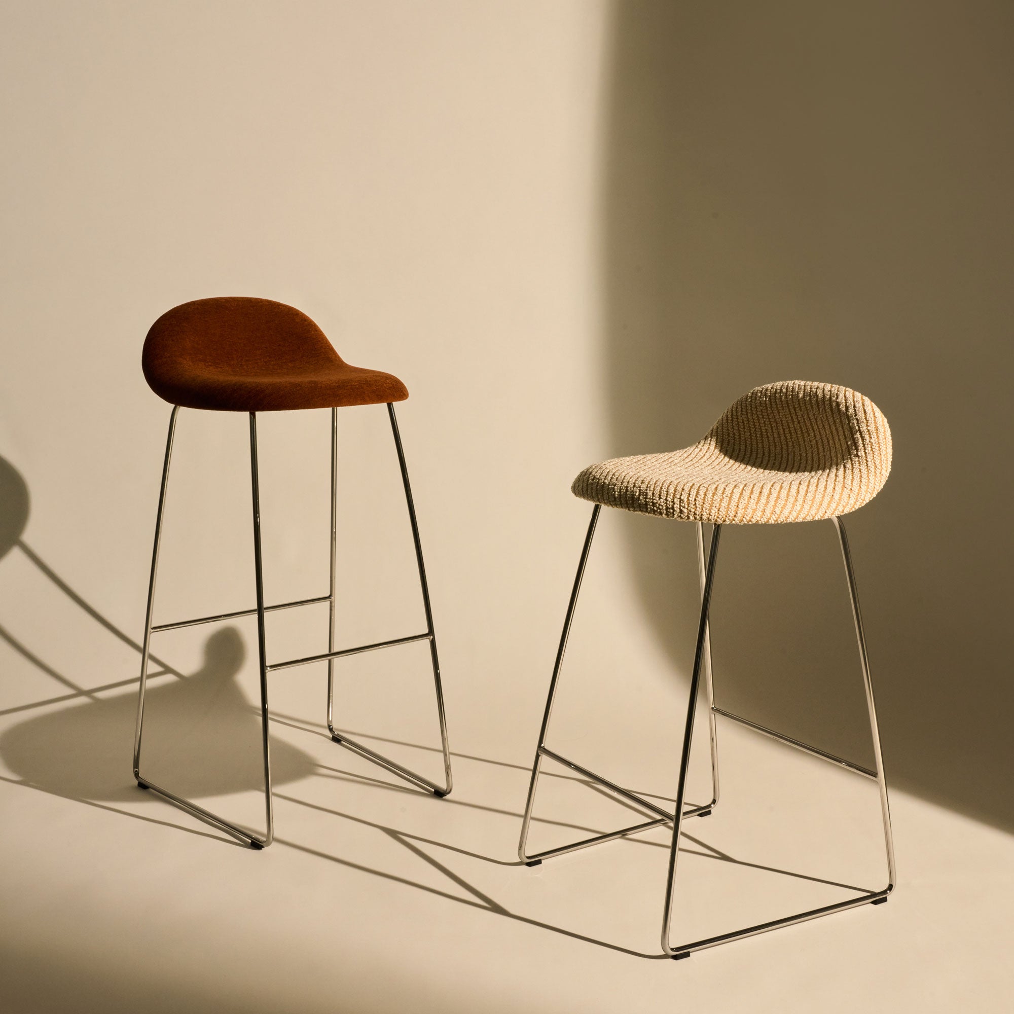 3D Counter Stool Sledge Gubi GUBI - Fully base Base Komplot 