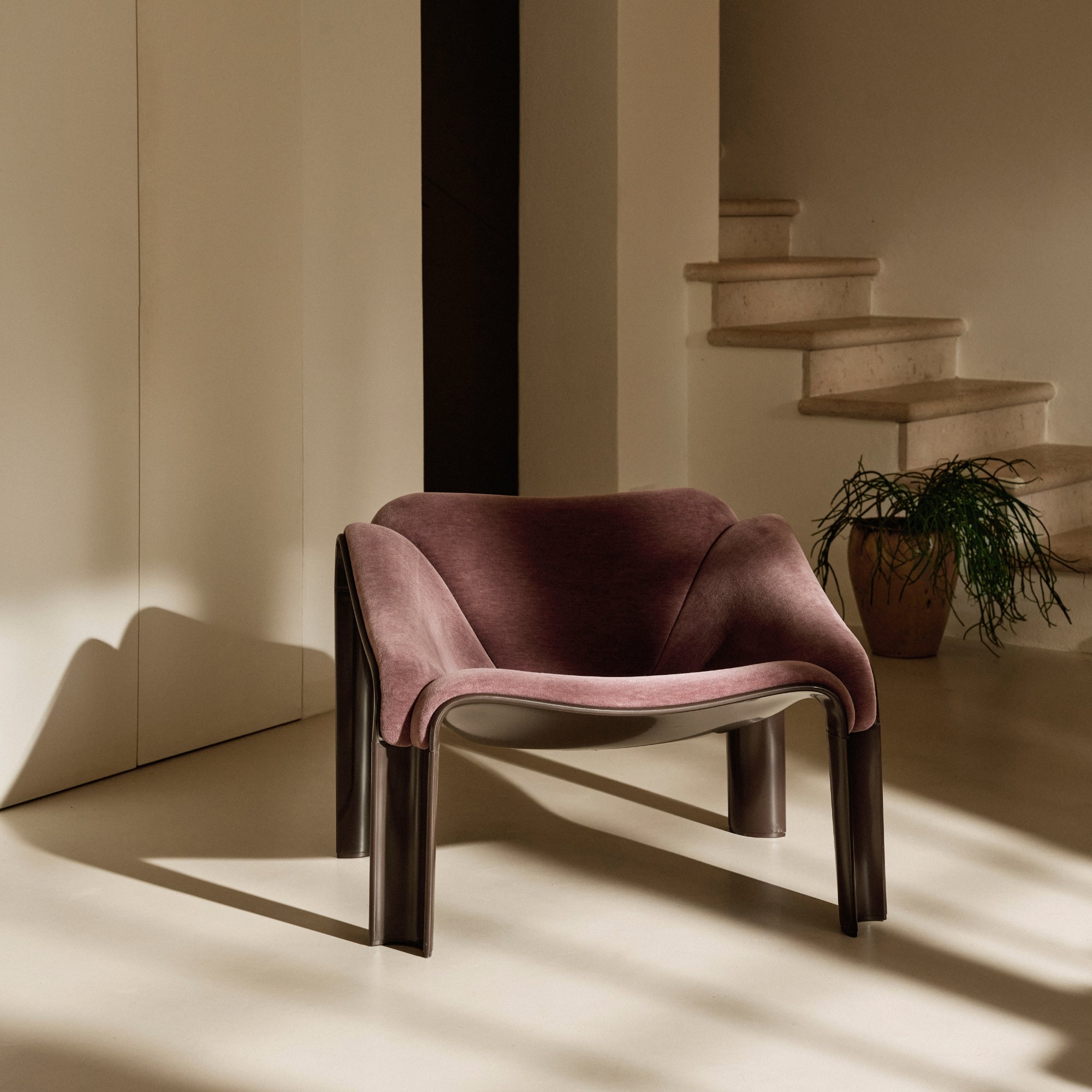 Gubi F300 Lounge Chair – Indoor Lounge Chair