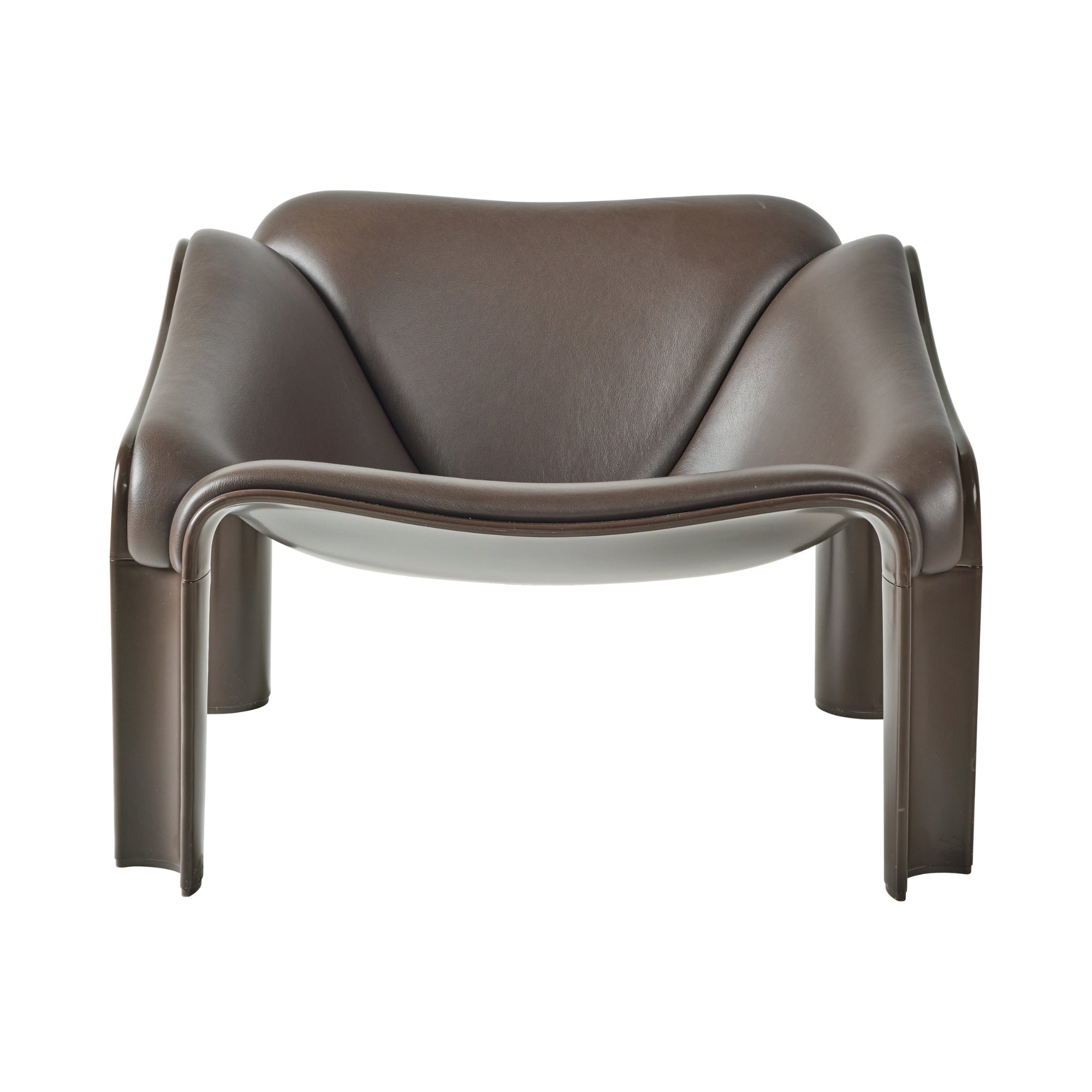 Gubi F300 Lounge Chair – Indoor Lounge Chair in Dark Brown Leather