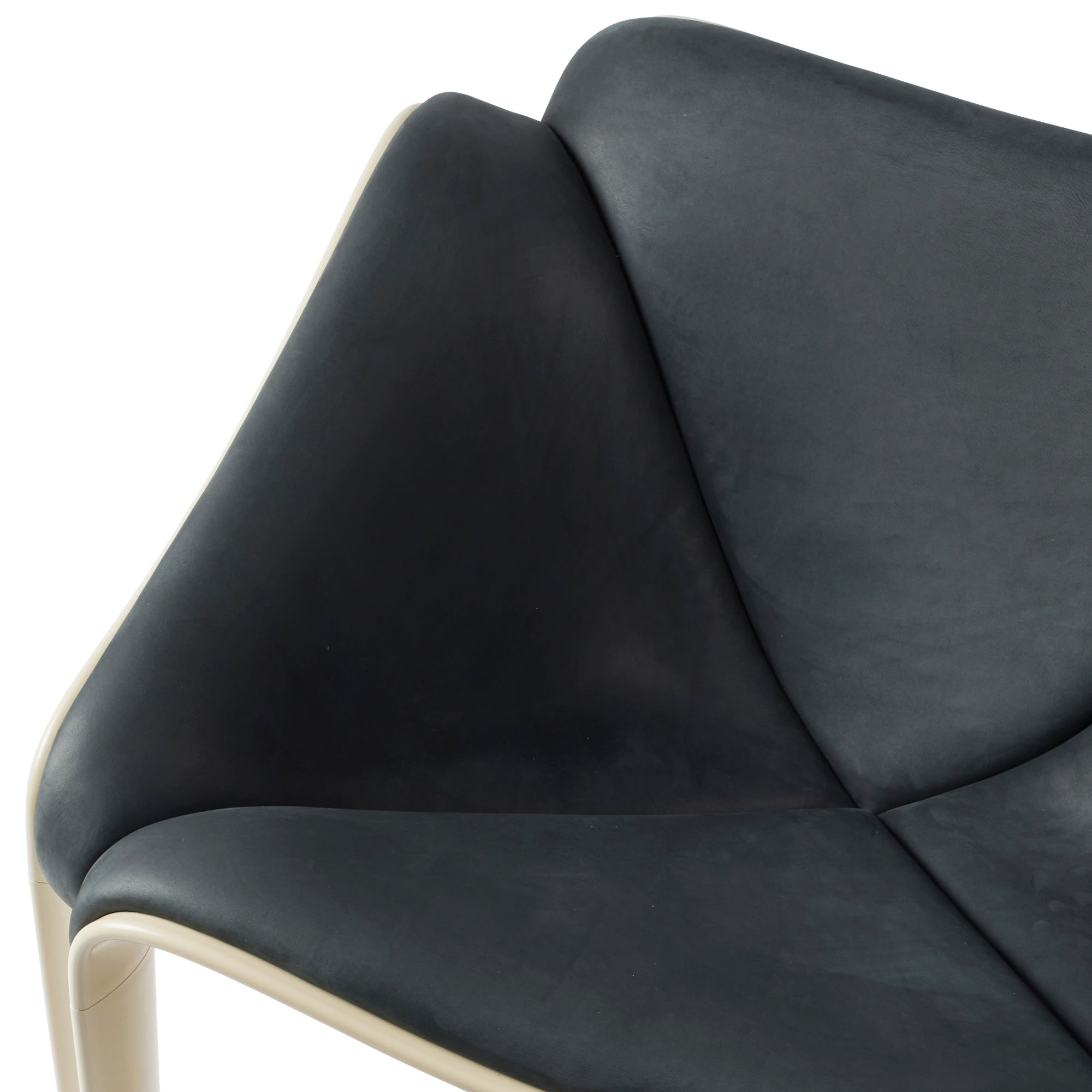 Gubi F300 Lounge Chair – Luxury Lounge Chair in Black Leather