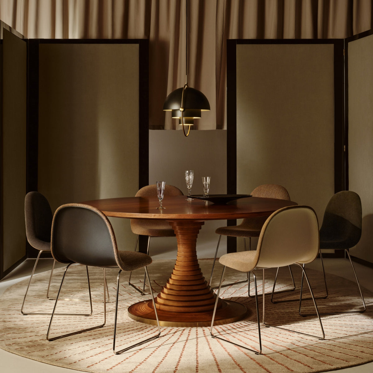 Gubi Multi-Lite Pendant, Brass / Black – 1970s Pendant in Black and Brass