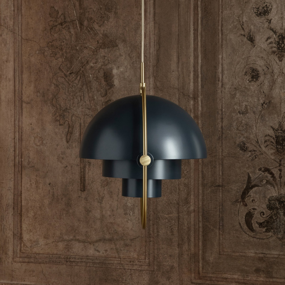 Gubi Multi-Light Pendant – Minimalist Pendant in Midnight Blue and Brass