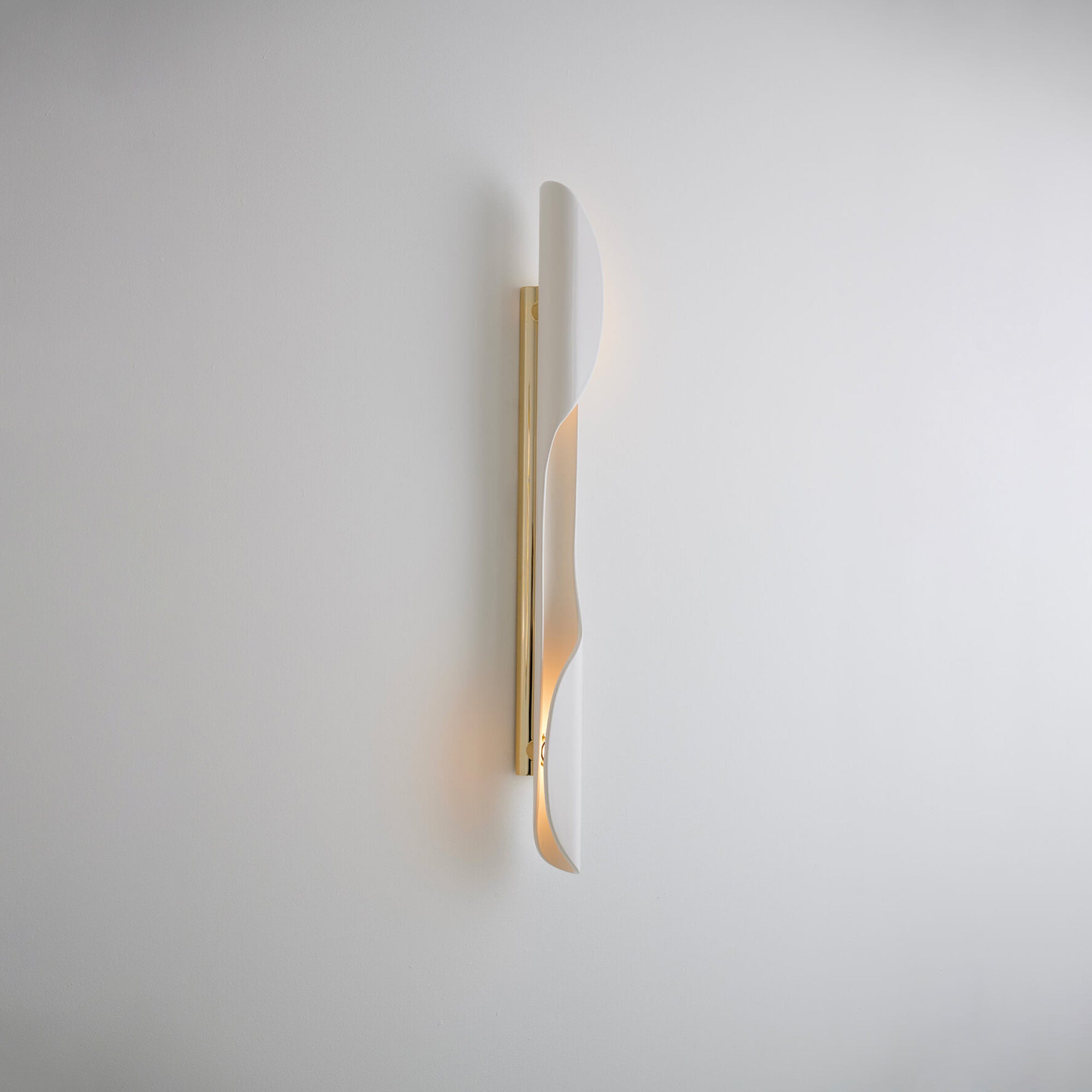 真鍮製サラスワティ知識の女神。最も美しく輝く顔を持つ Torsade Ceramic Wall Lamp by Jennifer Midoz | DSHOP