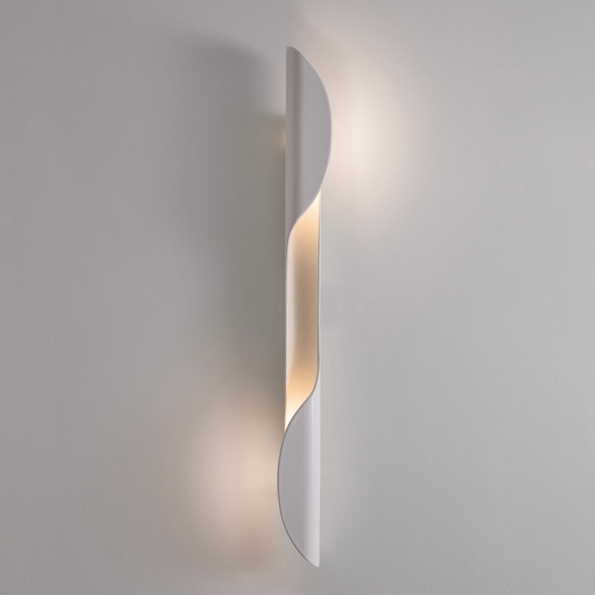 フローライト　透明感　高品質　ハイグレード　専用台座付き　虹　パワー Torsade Ceramic Wall Lamp by Jennifer Midoz | DSHOP