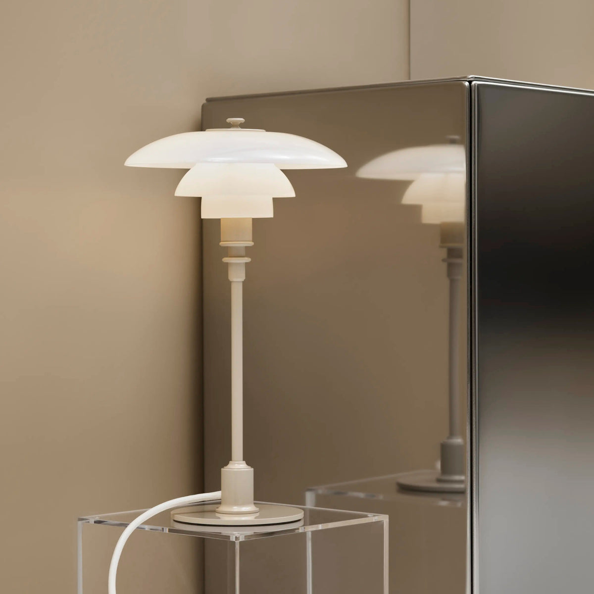 Louis Poulsen PH 2/1 Glass Table Lamp – Metal Table Lamp in Glossy Beige