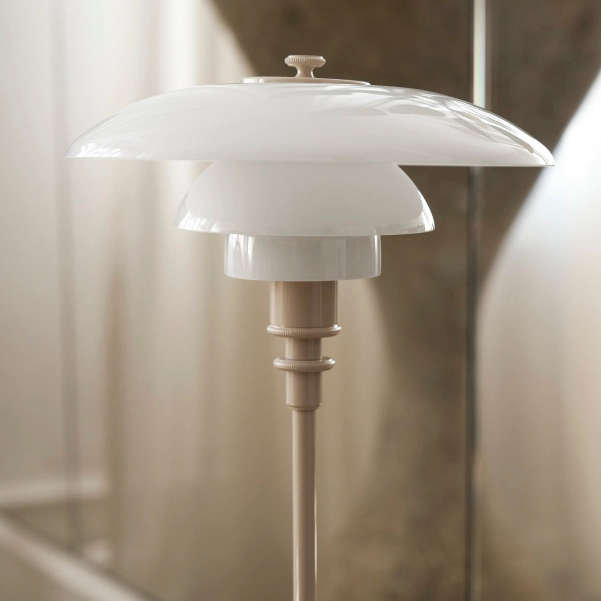 Louis Poulsen PH 2/1 Glass Table Lamp – Opal Glass Table Lamp in Glossy Beige