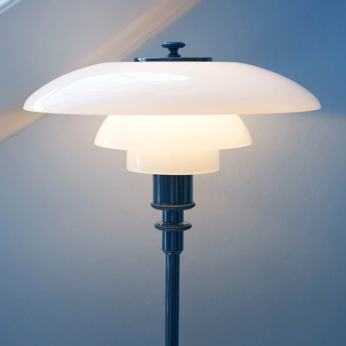 Louis Poulsen PH 2/1 Glass Table Lamp – Versatile Table Lamp in Glossy Blue