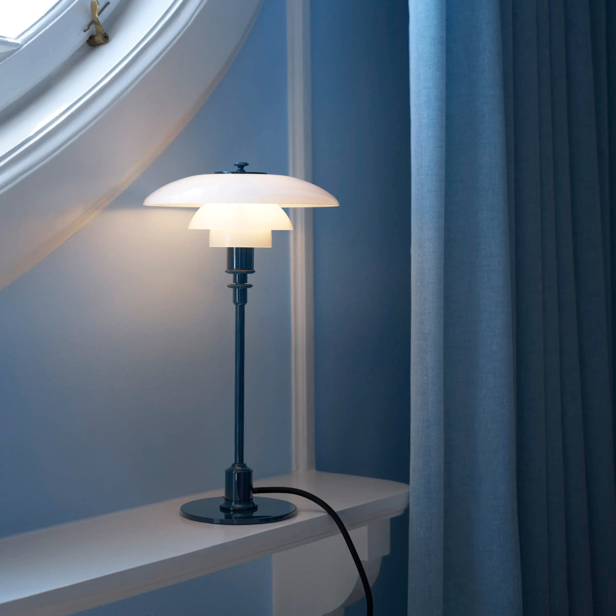 Louis Poulsen PH 2/1 Glass Table Lamp – Indoor Table Lamp in Glossy Blue