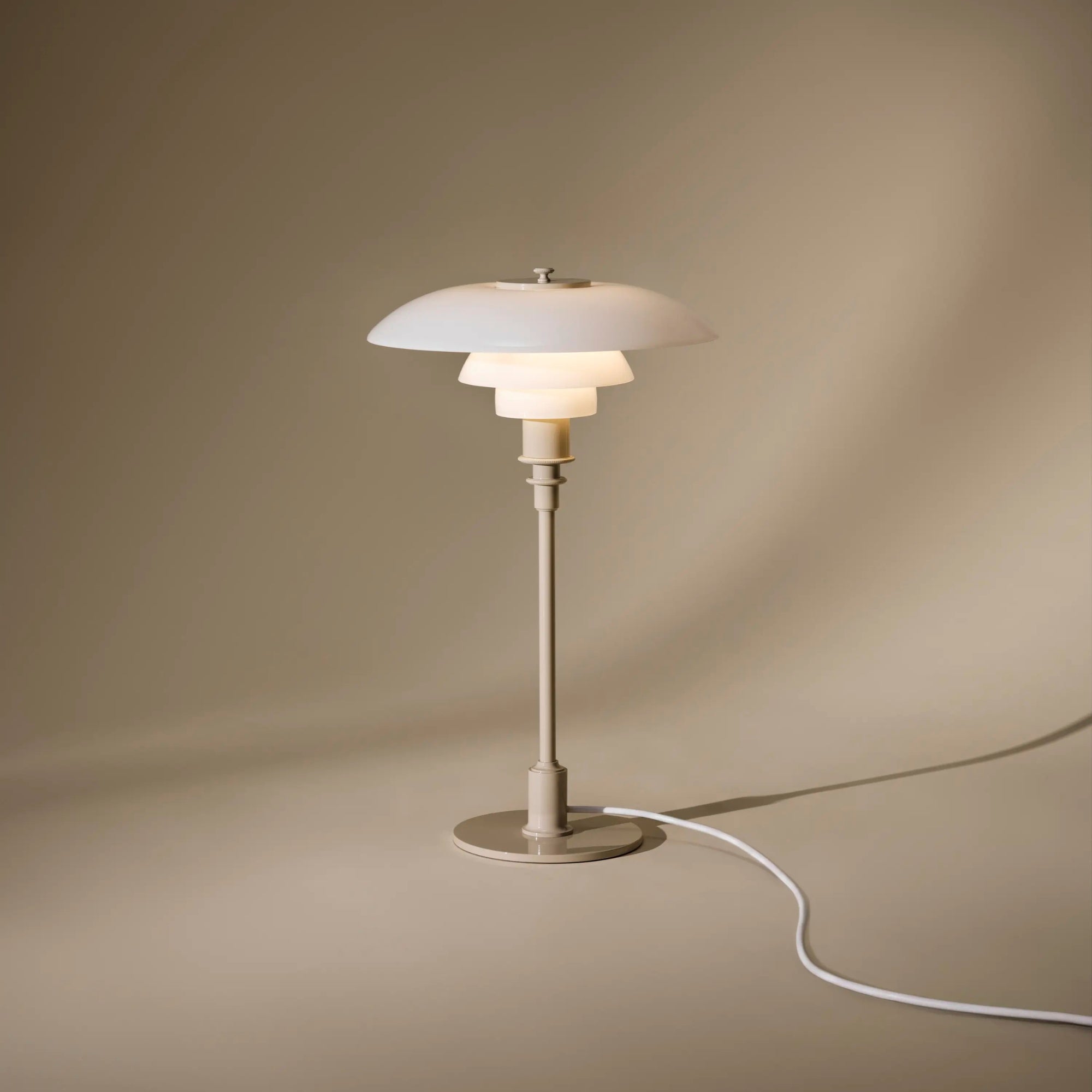 Louis Poulsen PH 3/2 Glass Table Lamp – Versatile Table Lamp in Beige