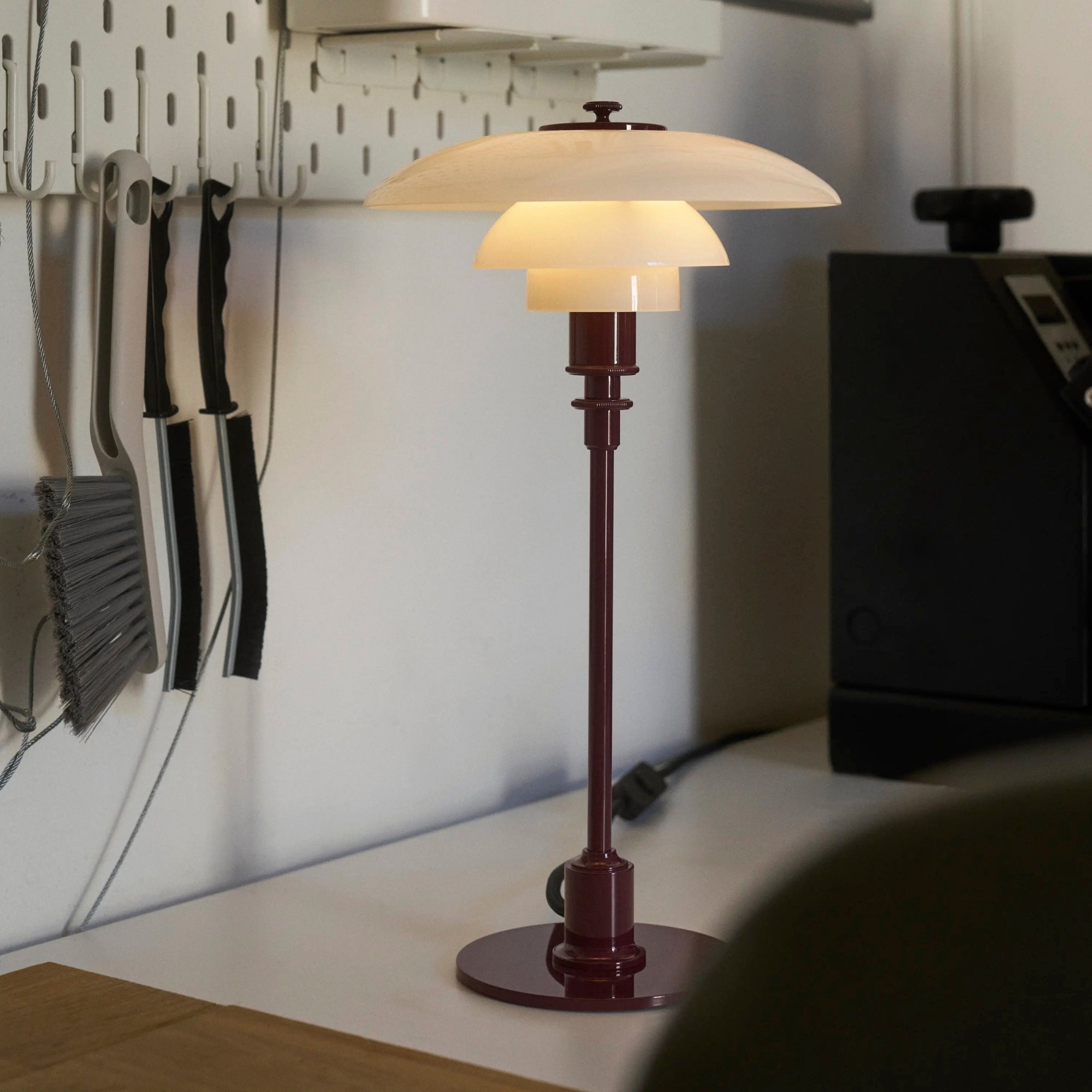Louis Poulsen PH 3/2 Glass Table Lamp – Versatile Table Lamp in Burgundy