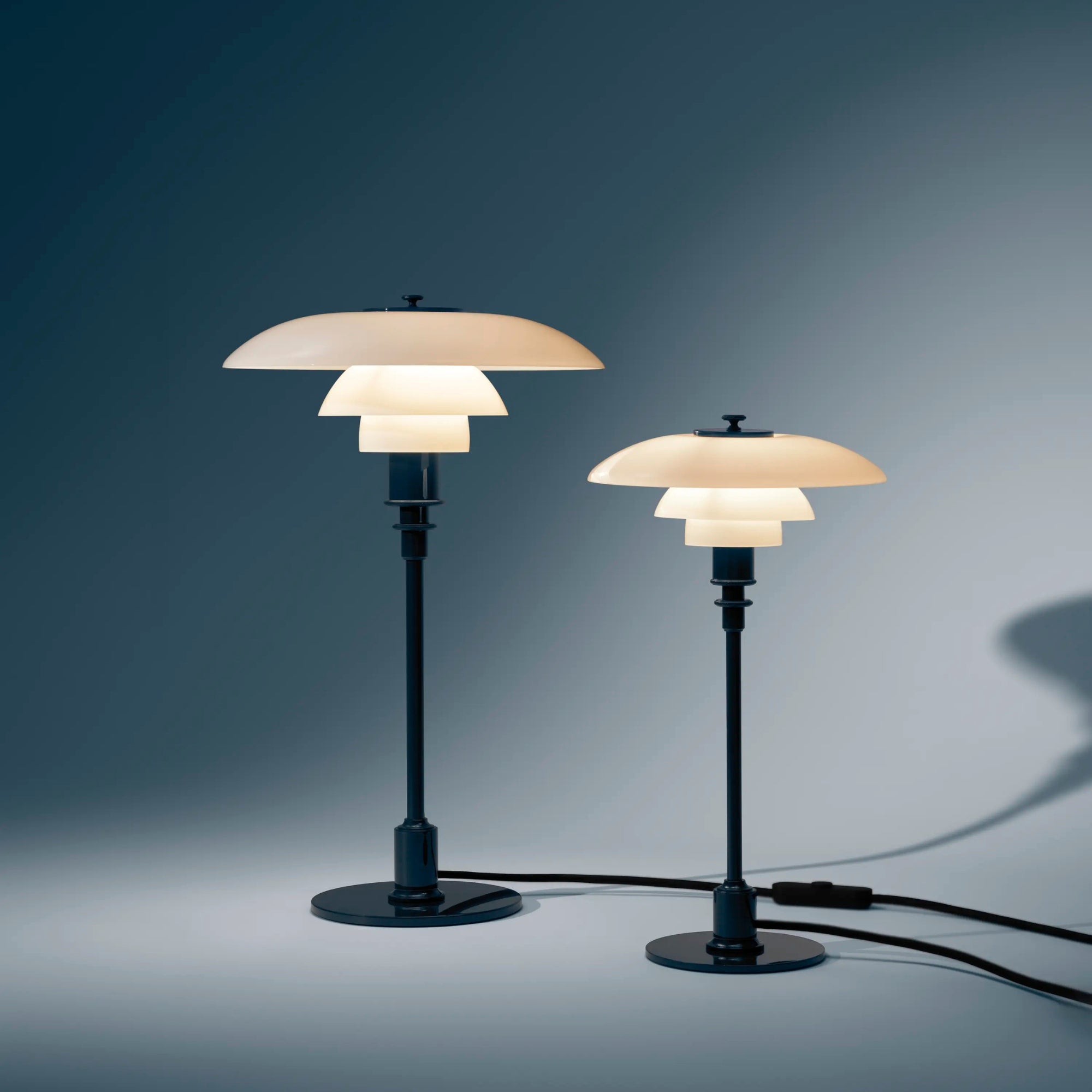 Louis Poulsen PH 3/2 Glass Table Lamp – Poul Henningsen Table Lamp in Blue