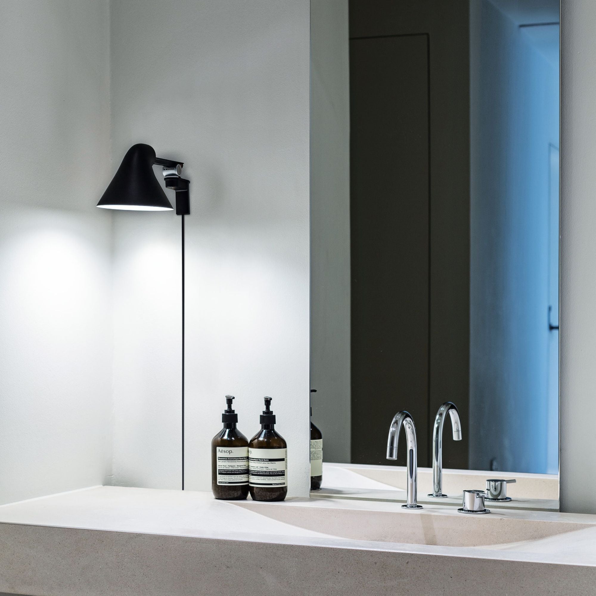 NJP Wall Lamp - Short Arm - Black